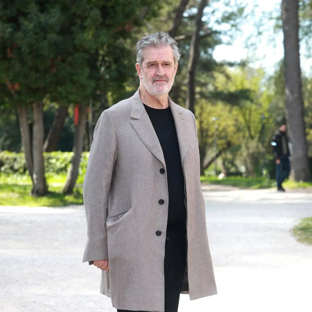Rupert Everett mudou a vida para Wiltshire, focando em uma causa caritativa que é importante pra ele. É uma mudança gra…