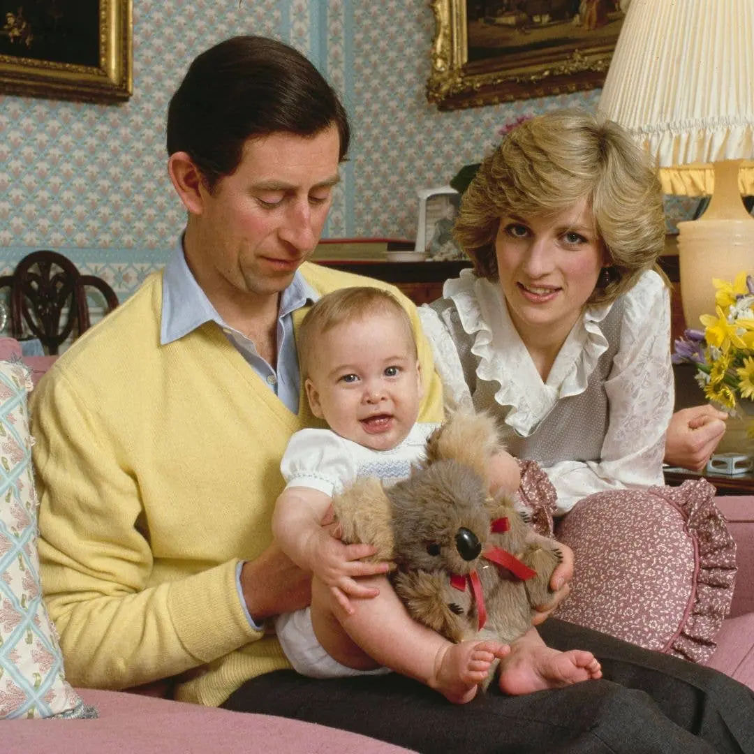 Os momentos de chegada dos bebês reais, da Princesa Charlotte ao Rei Charles, são revisados. Ver esses recém-nascidos m…