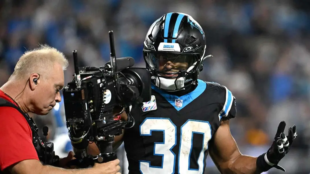 Chuba Hubbard fez 122 jardas corridas e dois touchdowns no jogo do domingo, garantindo a vitória de 32 a 26 dos Panther…