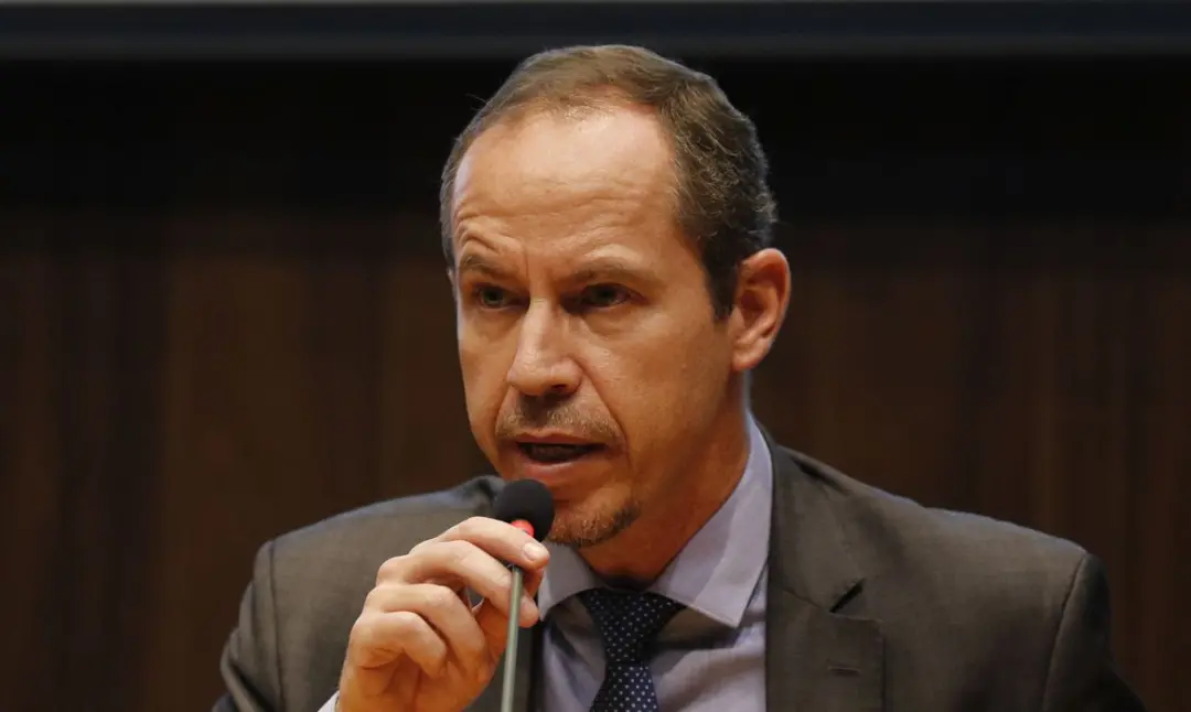 Ricardo Cappelli votou na escola EQSW 101 no Sudoeste, Distrito Federal. Ele tinha confiado no avanço para o segundo tu…