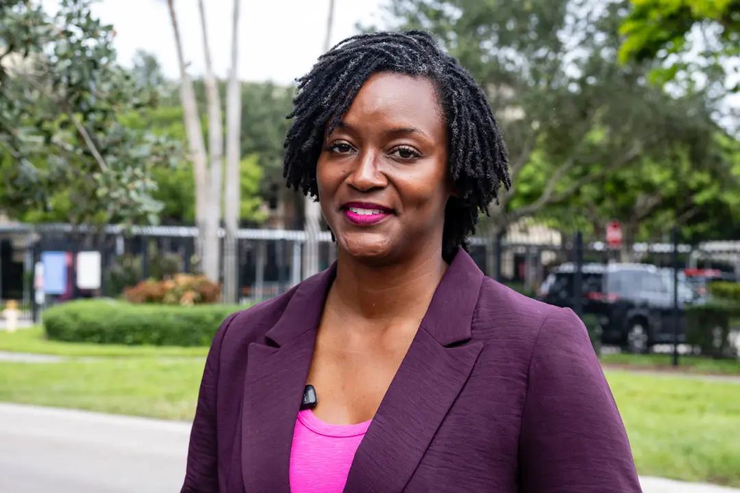 Angie Nixon está fazendo campanha no Senado em Florida usando uma van antiga de segunda mão. Isso acontece enquanto o P…
