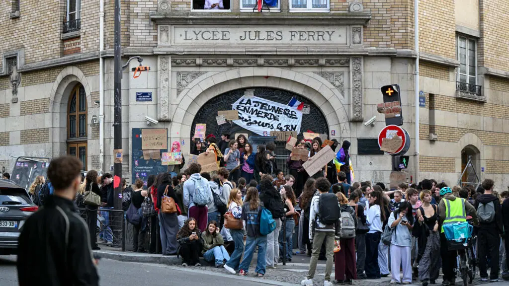 Na França, até 500 escolas devem fechar na segunda devido aos protestos estudantis. A questão do alto índice de falta d…