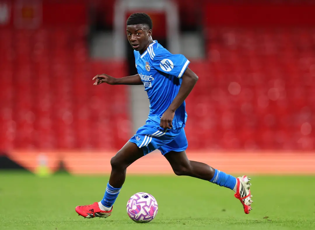 Cherif Fofana, jovem promessa da academia do Real Madrid, já está treinando com o time principal sob o comando de Mouri…