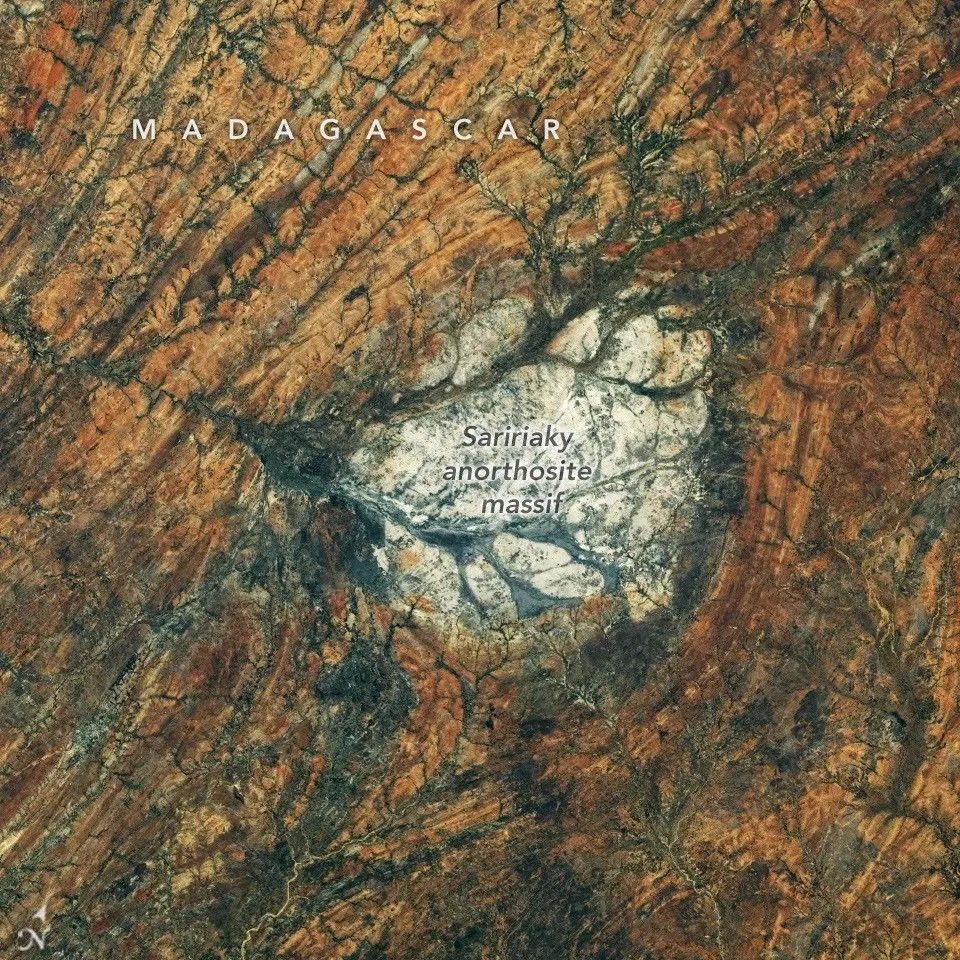 Madagascar com rocha anortosito de aparência lunar, vista por astronauta em 28 de agosto de 2026. Essa rocha, antiga de…