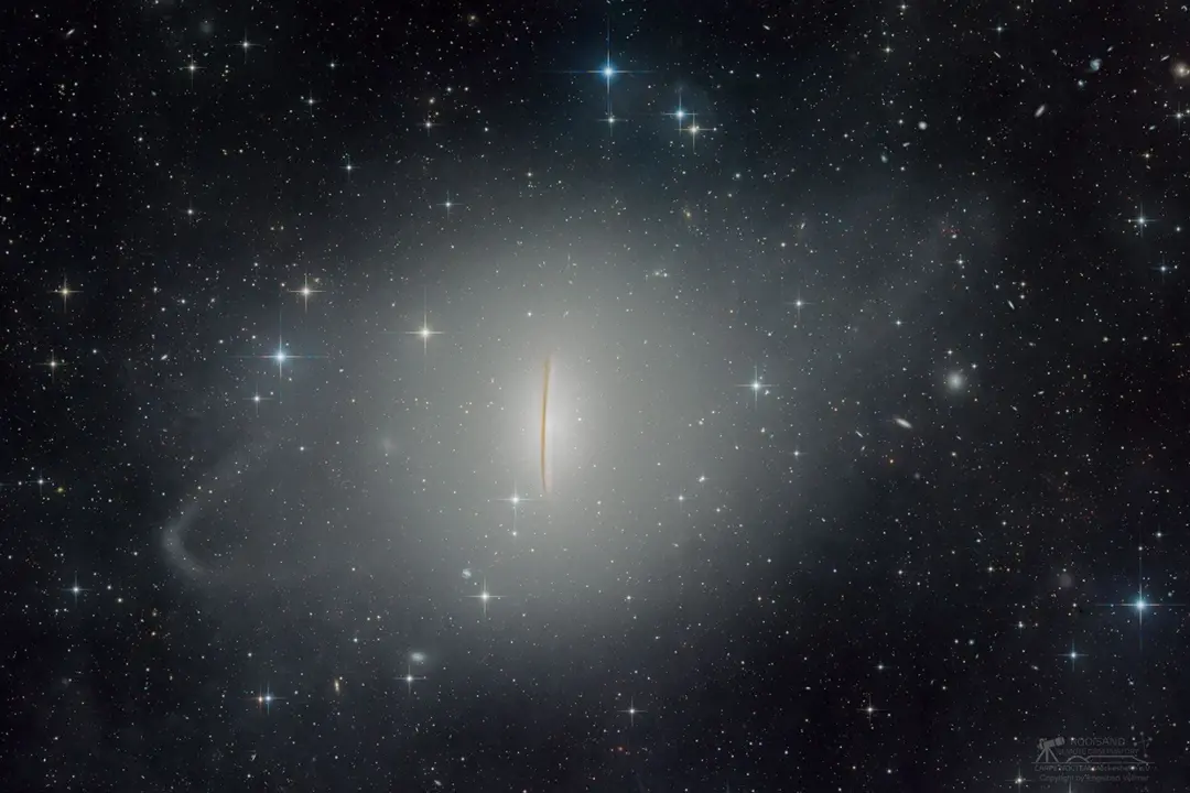 Sombrero Galaxy M104 revela sinais de passado violento com fluxos de maré, evidência de colisões antigas. Essas estrutu…