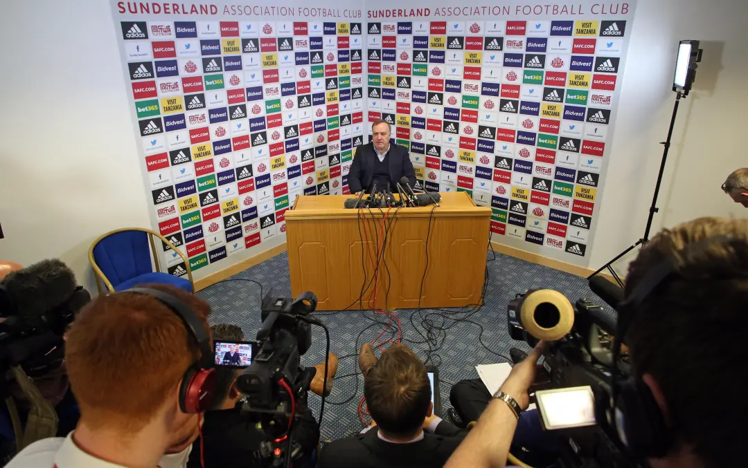 Dick Advocaat saiu do Sunderland em 4 de outubro de 2015 depois de uma sequência sem vitórias na Premier League. A equi…