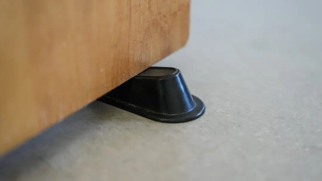 Correntes de ar em casa podem fazer a porta bater forte, além de danificar a parede. Eu sempre acho importante ter cuid…