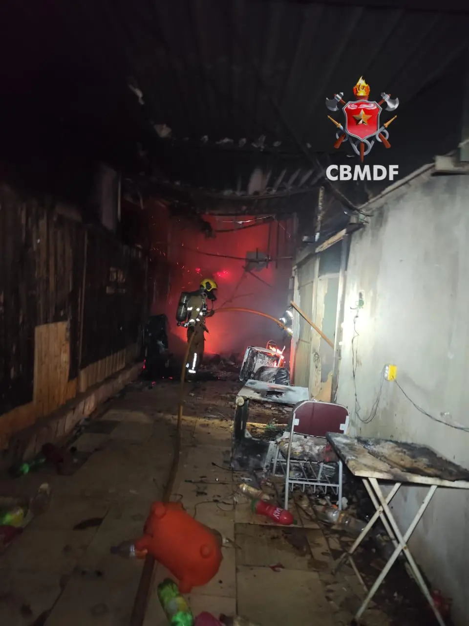 Incêndio atingiu um imóvel na QR 621, em Samambaia Norte, na noite de domingo, com os bombeiros controlando as chamas a…