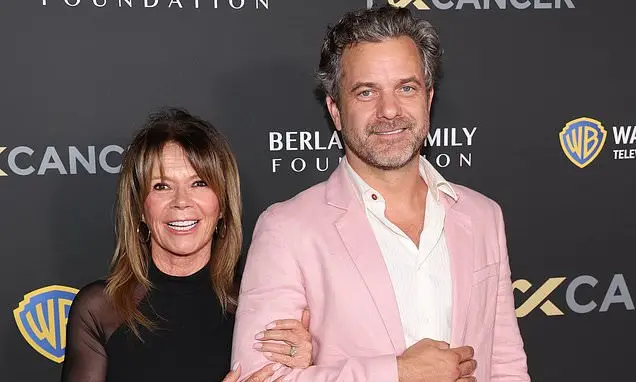 Joshua Jackson e Kevin Williamson choraram em uma gala de caridade ao prestar homenagem a James Van Der Beek, alma da s…
