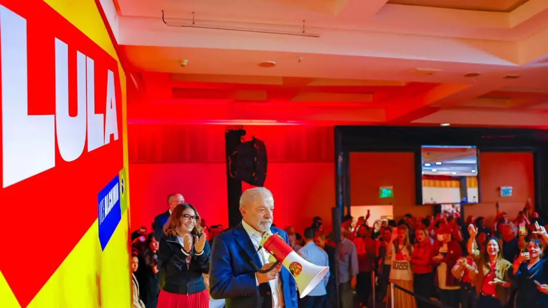 Lula terminou em segundo lugar contra Flávio Bolsonaro no primeiro turno, e agora tenta algo inédito no Brasil, vencer …