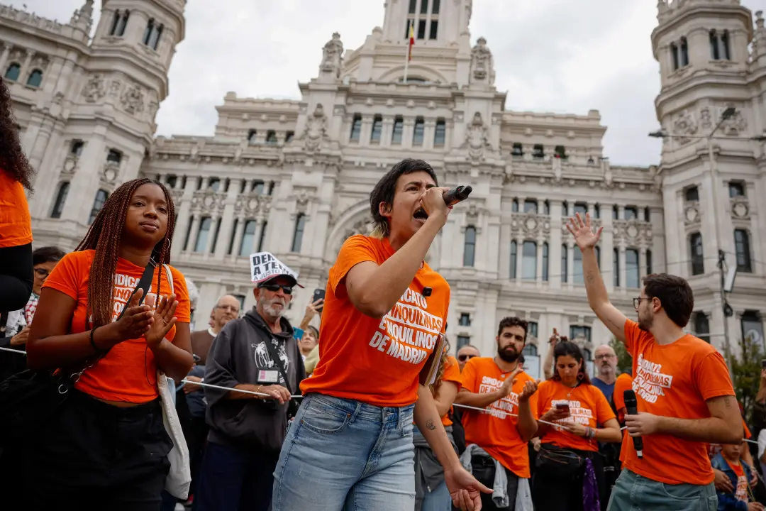 Tempo da rua em cidades espanholas, com movimento de inquilinas questionando a ausência de ação do governo progressista…