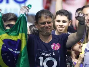 Tarcísio se reúne com Flávio Bolsonaro para definir estratégia do segundo turno. Esse tipo de alinhamento mostra a movi…