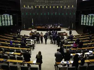 PL alcança 121 deputados, liderando a Câmara com 23 vagas a mais. Essa concentração de força mostra o peso das alianças…