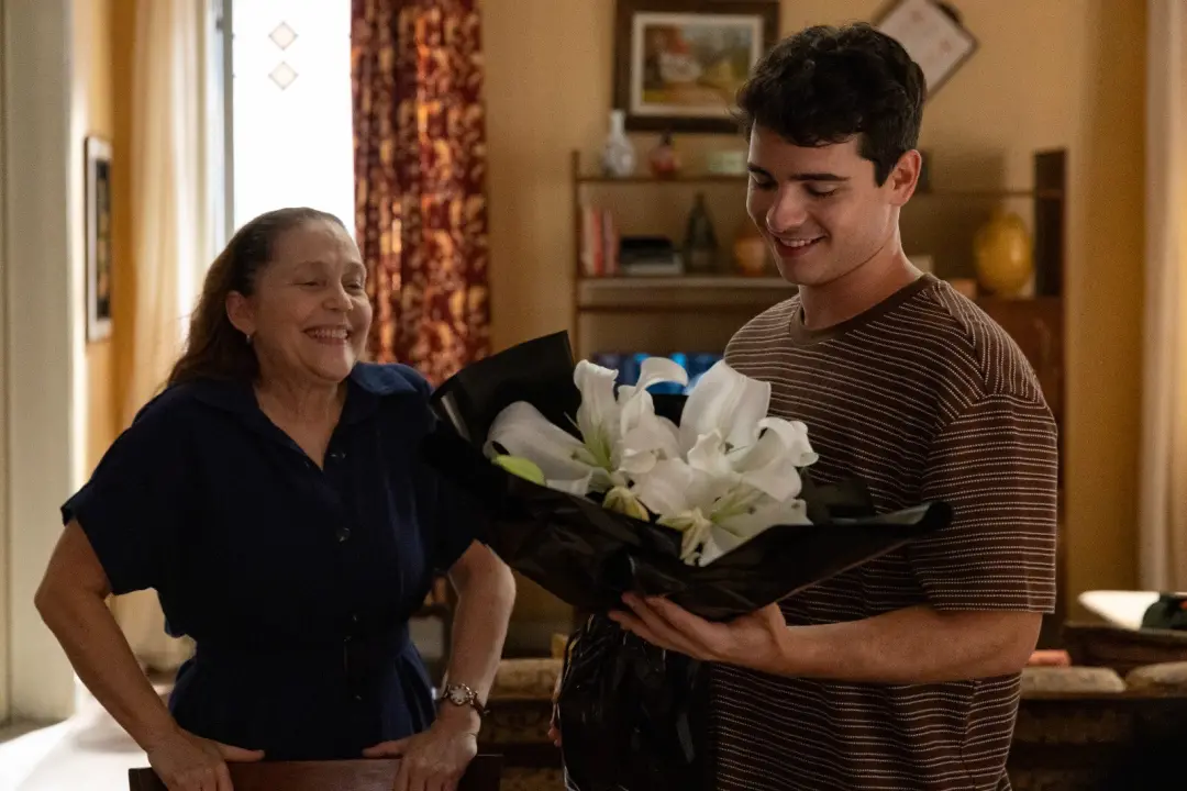 Mau Mau vai receber flores de Fernando em Quem ama cuida, pedindo uma segunda chance. Parece que a reconciliação é o ca…