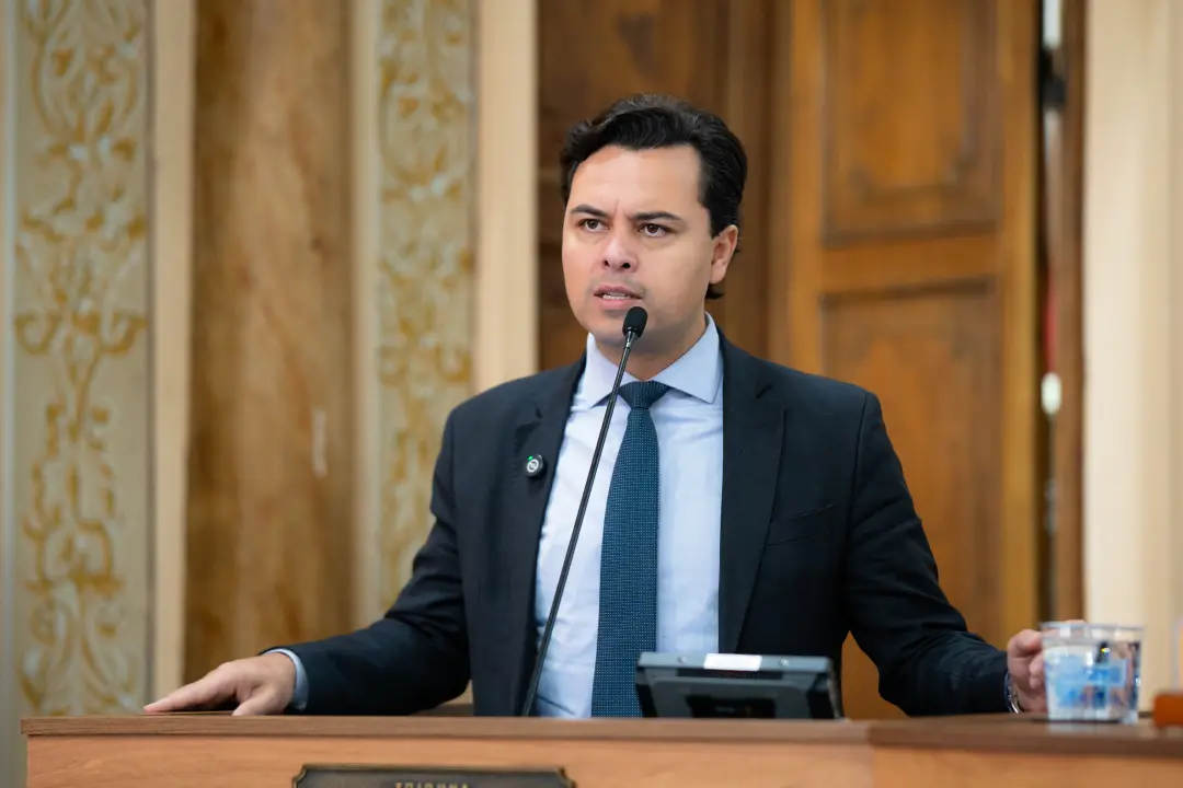 Jeffrey Chiquini, com 425 mil votos, foi o deputado mais votado no Paraná. A vitória das federações PT e União com seis…