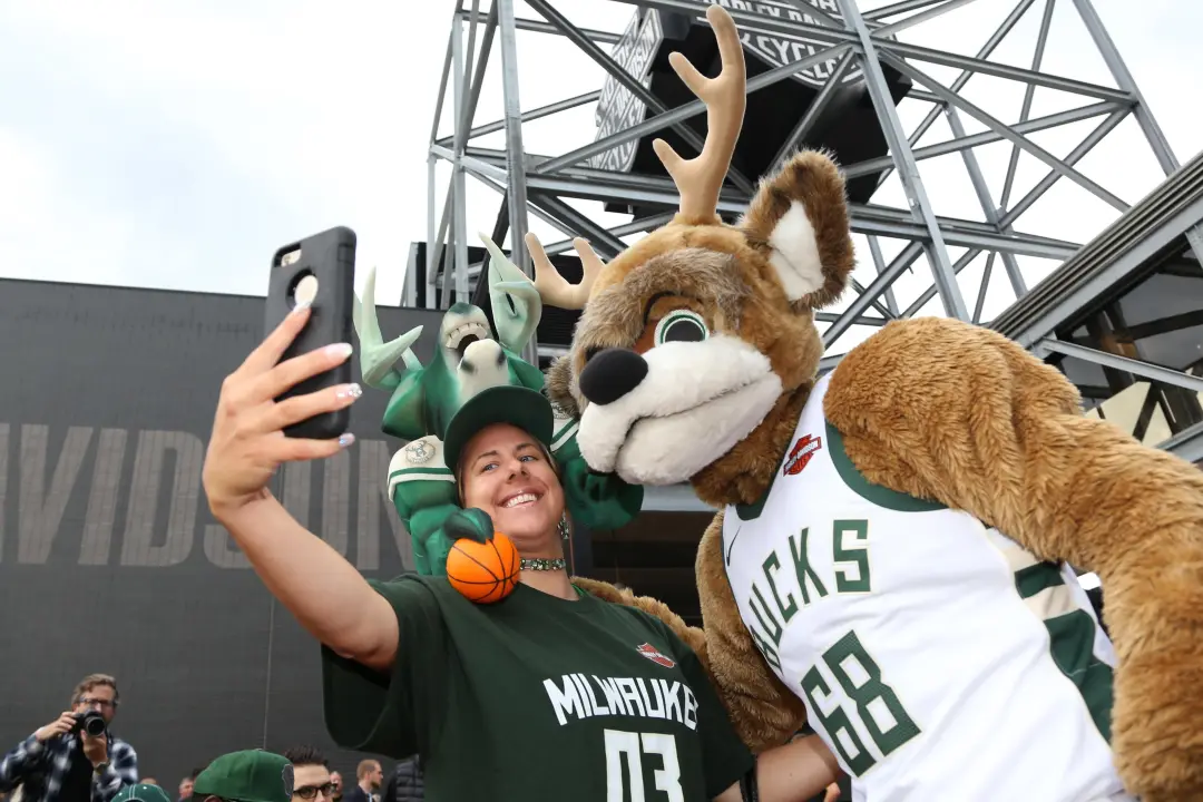 Milwaukee Bucks lança o serviço de streaming Bucks+ para fãs no Wisconsin. A plataforma permite que torcedores locais a…