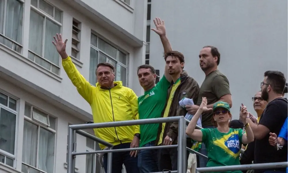 Quatro membros da família Bolsonaro foram eleitos para o Congresso Nacional nas eleições de domingo. Isso representa ma…