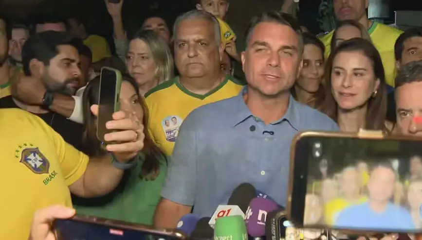 Flávio Bolsonaro bateu 47,07% dos votos no primeiro turno, quase 56 milhões de votos. A mudança que ele fala é forte, m…