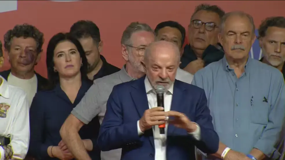 Lula comentou que estava convencido de ganhar no primeiro turno, mas o resultado foi inesperado, com a disputa indo par…