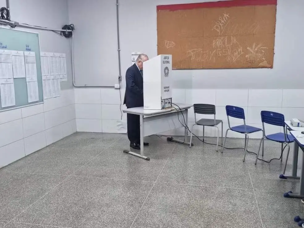 Ministro Edson Fachin esperou 50 minutos na fila para votar na 214 Sul, em Brasília. É importante ver como a burocracia…