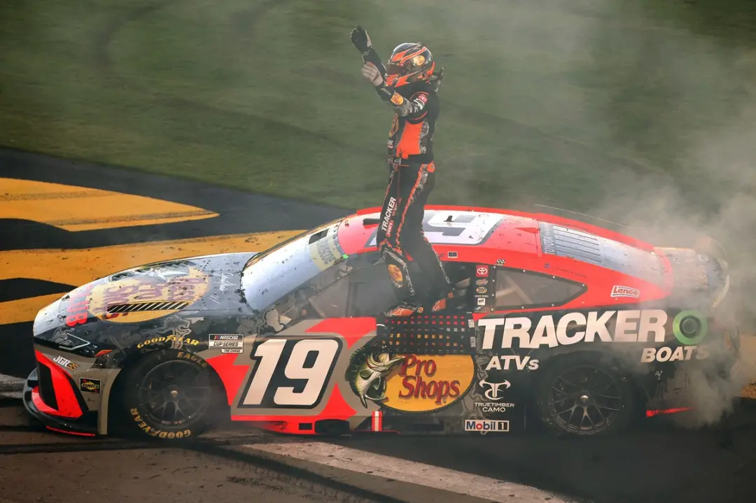 Chase Briscoe venceu em Las Vegas Motor Speedway, segurando ataques de Kyle Larson e Tyler Reddick no domingo. A vitóri…