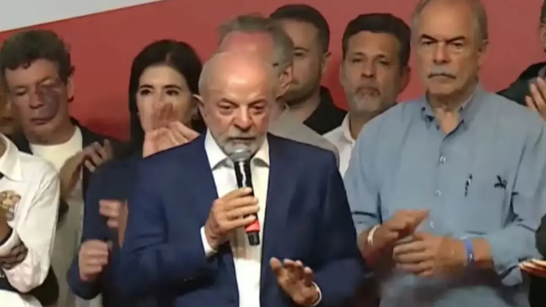 Lula admitiu a frustração com o primeiro turno e foca nos próximos passos da campanha. A gente percebe que a política s…