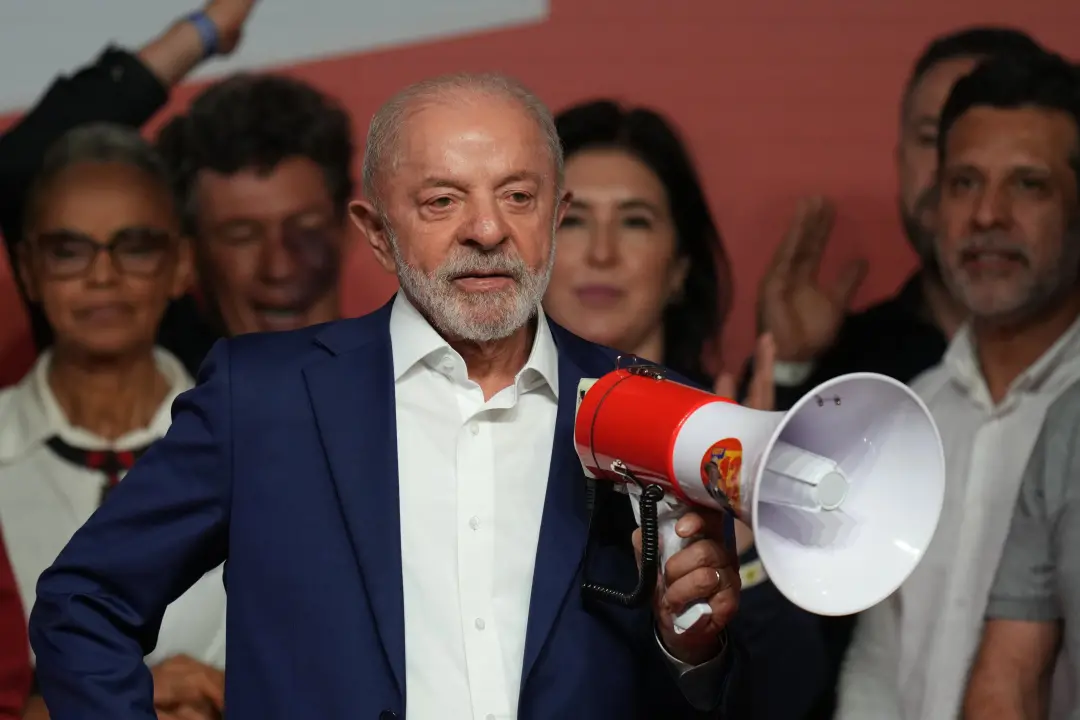 Lula admitiu que o resultado eleitoral foi inesperado, ficando com 45% dos votos contra 47% do adversário na primeira v…