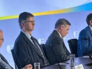 TSE, domingo 4, Mendonça e Gonet lado a lado, sem trocarem olhares na coletiva. A postura distante fala mais alto que q…