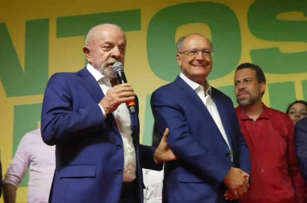Lula promete lutar para vencer o segundo turno, após obter 45% dos votos válidos contra 47% do Flávio Bolsonaro. O segu…