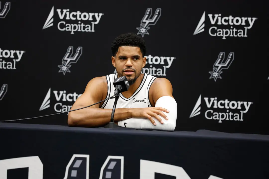 Tobias Harris sofreu uma distensão na panturrilha esquerda durante o treinamento dos Spurs. Com essa lesão, ele é quest…