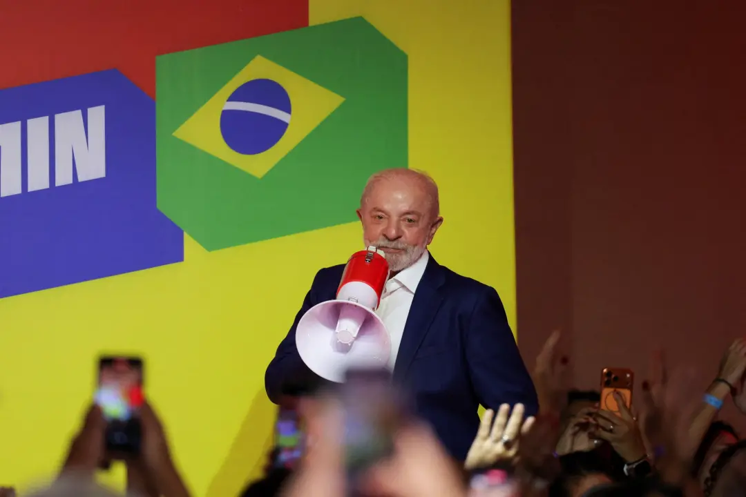 Lula admite que esperava vencer em primeiro turno, mas o resultado foi inesperado, ficando atrás de Flávio Bolsonaro co…