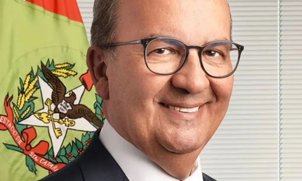 Jorginho Mello foi reeleito governador de Santa Catarina com 68,98% dos votos. A trajetória dele é extensa, passando po…