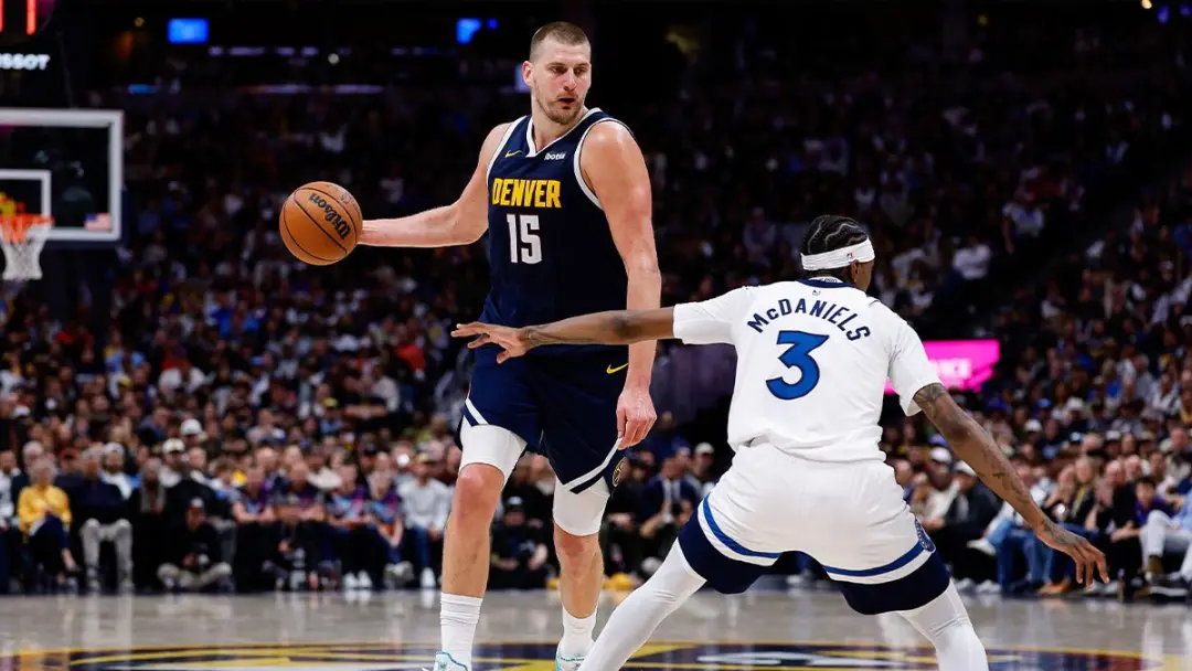Nikola Jokic já garantiu o prêmio de assist da temporada mesmo na pré-temporada, com uma assistência de costas perfeita…