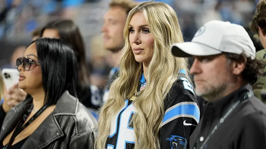 Charlotte Flair apareceu no estádio dos Carolina Panthers antes do jogo contra os Detroit Lions. Ela bateu no tambor do…