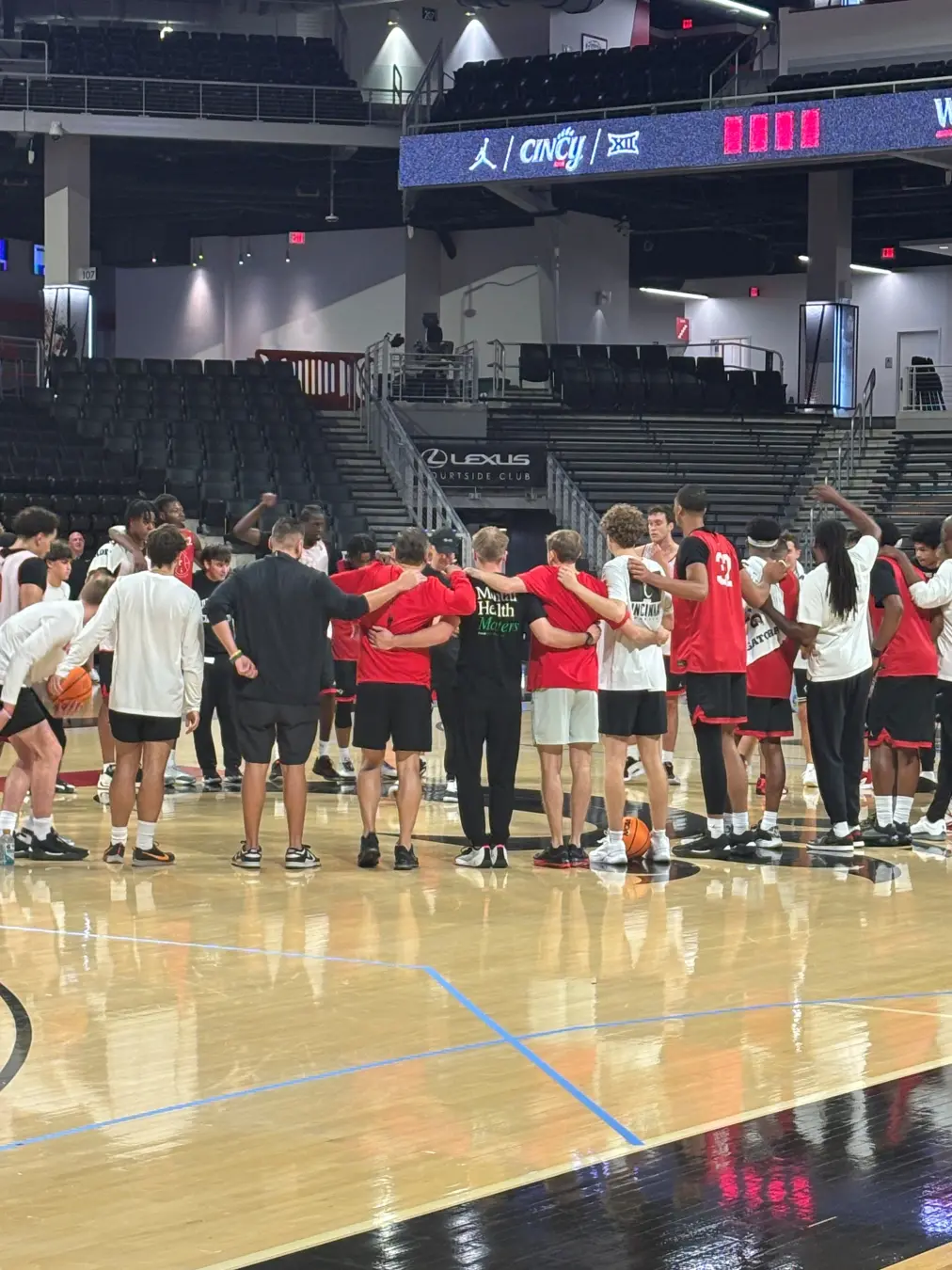 Cincinnati Bearcats estão se preparando para jogos de exibição em outubro, com o técnico Jerrod Calhoun organizando trê…