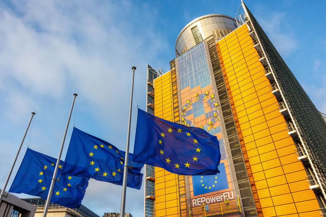 MiCA, o marco europeu para cripto, mostrou falhas no primeiro ano: a regulação tá limitada e confusa. Essa divergência …