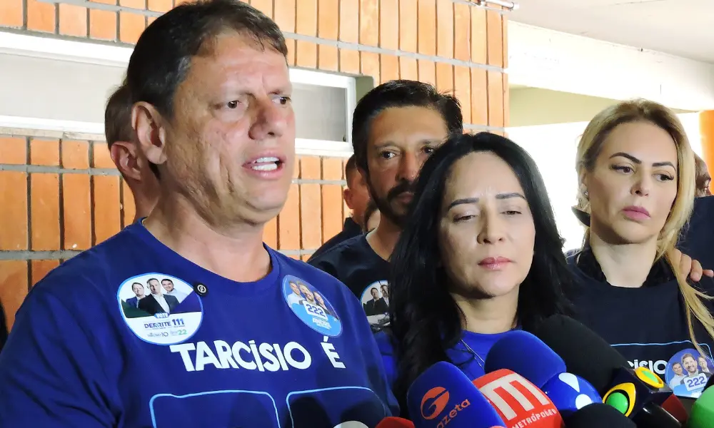 Tarcísio de Freitas diz que São Paulo será decisivo para eleger Flávio Bolsonaro no segundo turno. A postura de seguir …