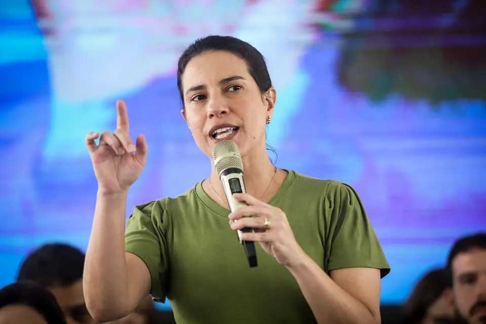 Raquel Lyra foi reeleita como governadora de Pernambuco com 53,21% dos votos válidos. O resultado mostra que, apesar da…