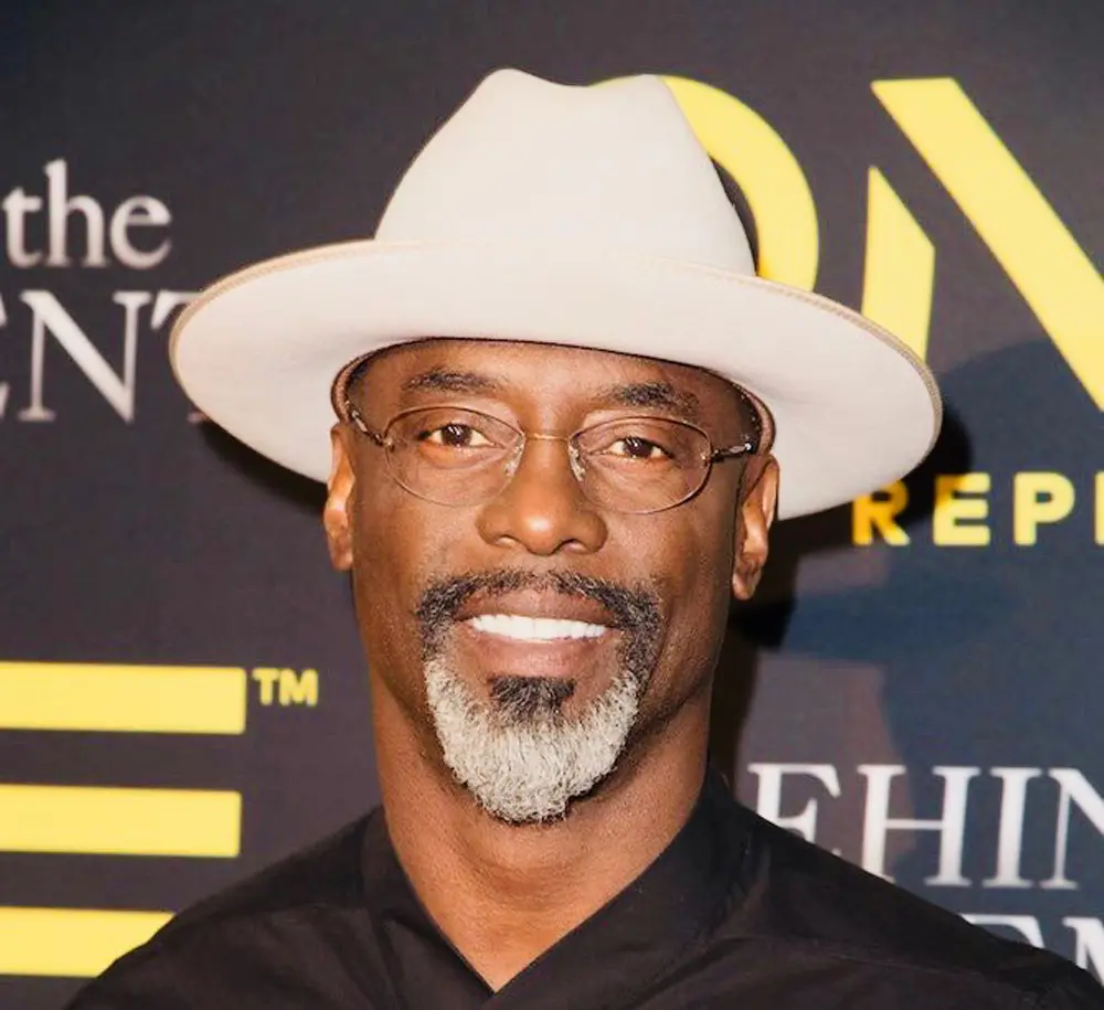 Isaiah Washington contou que sua esposa Jenise Maria Garland faleceu em junho de 2025, após colapsar em 31 de maio. Um …