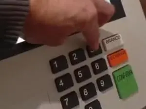 Justiça Eleitoral trocou urna no Rio Grande do Sul por suspeita de cola na tecla 3. Essa falha no equipamento é séria p…