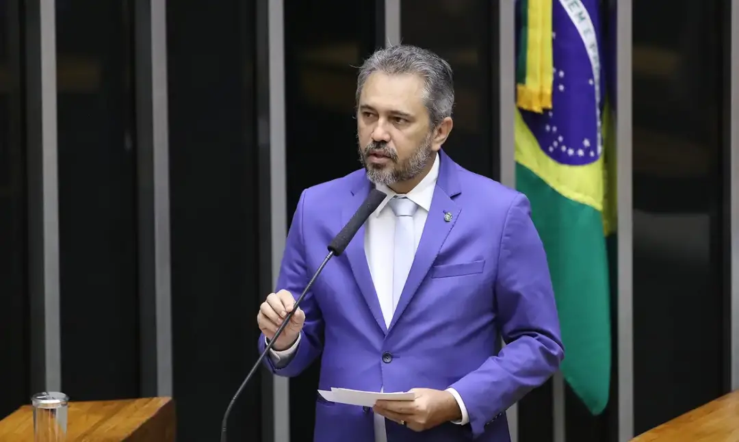 Elmano de Freitas reelege governador do Ceará com 52,88% dos votos no primeiro turno. A vitória mostra a força de uma e…