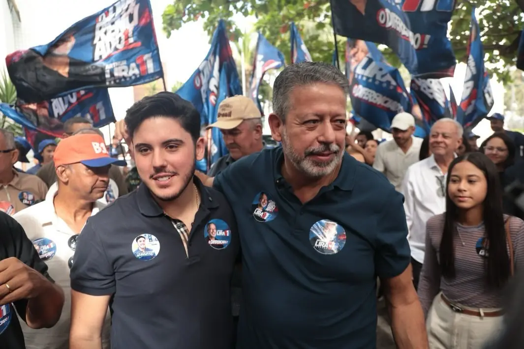 Álvaro Lira, filho de Arthur Lira, foi eleito deputado federal com 95% das urnas apuradas. Essa vitória, aproveitando n…