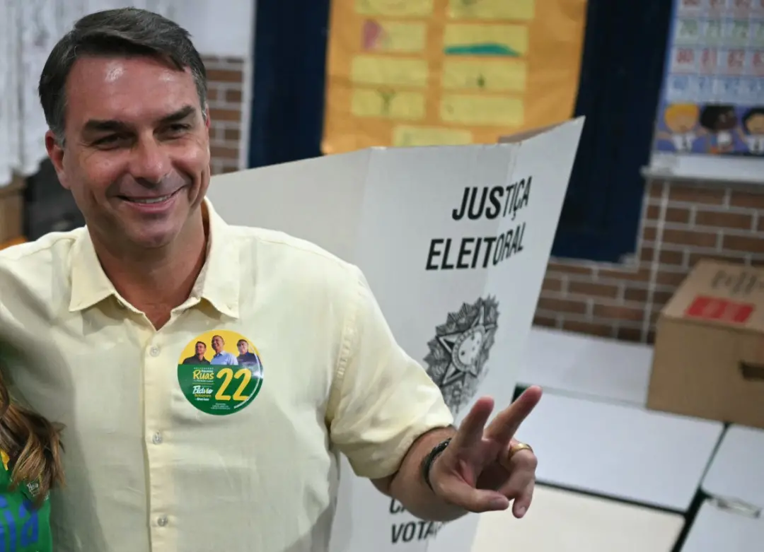 49,6% com 65% das urnas apuradas. O desempenho de Flávio Bolsonaro no primeiro turno surpreendeu a análise internaciona…
