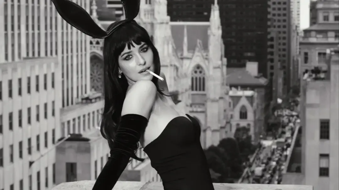 Dakota Johnson vestida como bunny da Playboy apareceu no programa americano Saturday Night Live. O figurino e o cigarro…