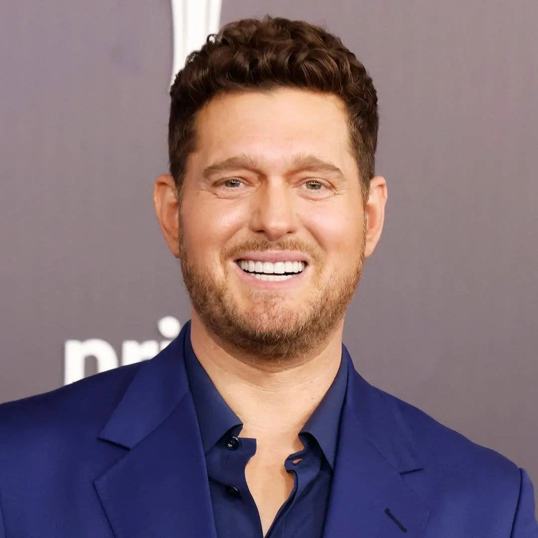 Michael Bublé compartilhou foto rara com Michael J Fox e falou sobre como o ator mudou a vida dele enquanto crescia. A …