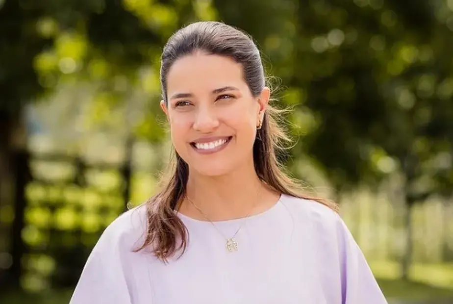 Raquel Lyra reeleita governadora de Pernambuco com 53,27% dos votos no primeiro turno. A vitória dela mostra uma contin…