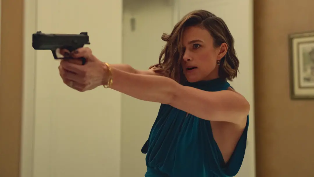 Keira Knightley é agente da organização secreta Black Doves na nova temporada da série Netflix, que estreia dia 5 de no…