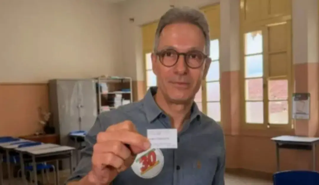 TRE-MG vai investigar celular em cabine de votação de Romeu Zema em Araxá. Essa situação mostra a falha na orientação d…