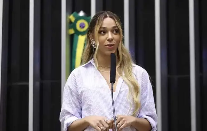 Erika Hilton supera 1,5 milhão de votos em São Paulo, tornando-se a mulher mais votada da história na Câmara. Esse avan…