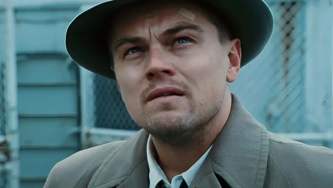 Dez thrillers psicológicos com finais de reviravolta são abordados, destacando que os melhores constroem pistas para nã…